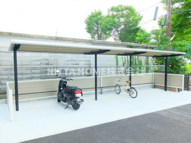 シャーメゾン　丹波のエントランス|屋根付きの駐輪場があります☆彡