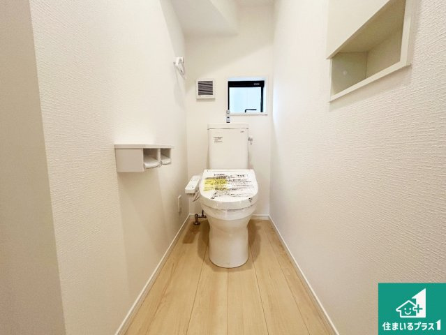 和歌山市木ノ本　第10期　新築一戸建てのトイレ|シャワー洗浄機能付トイレは標準仕様。冬場は暖かシートヒーターも装備！
表面コートでキレイ長持ち！省エネ節水仕様の温水洗浄トイレ！