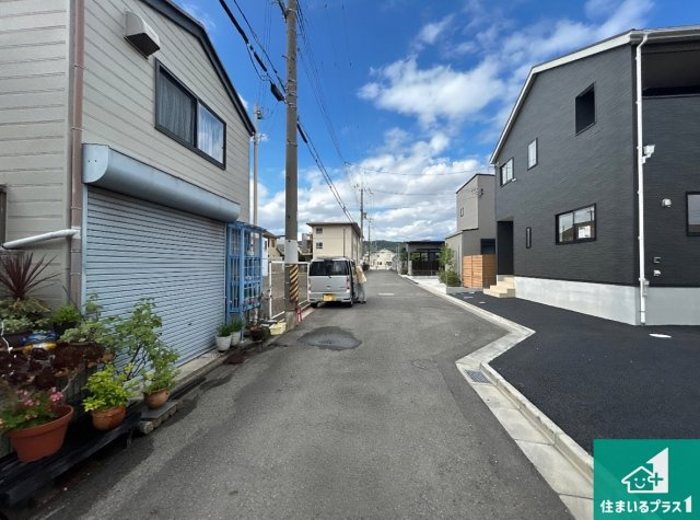 和歌山市木ノ本　第10期　新築一戸建ての前面道路含む現地写真|周辺は閑静な住宅街！前面道路広々で車の出し入れも便利です。駐車が苦手な方でも安心して車庫入れできます！