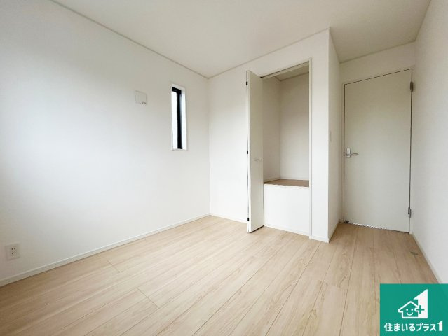 和歌山市木ノ本　第10期　新築一戸建ての洋室|寝室は心地よい眠りについてもらいたくて、シンプルでかつ開放的な空間に！大きな窓から差し込む朝日が、すっきりとした目覚めをサポートします。
