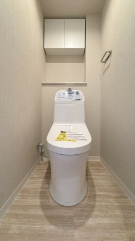 【トイレ】 | スカイハイツ神松寺☆仲介手数料無料☆ | 【温水洗浄便座付きトイレ】 スッキリとしたデザインで、毎日使う場所だからこそ清潔感と快適さを重視。吊り戸棚などの収納もあり、ストック類の保管にも困りません。
