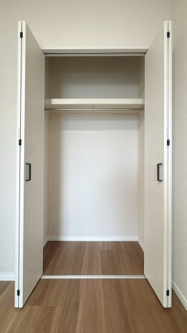 【収納】 | スカイハイツ神松寺☆仲介手数料無料☆ | 各所に配置された収納が、スッキリとした暮らしをサポート。季節物の衣類や日用品もスマートに収まり、居住空間をより広く、有効に活用いただけます。