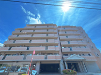 【外観】 | スカイハイツ神松寺☆仲介手数料無料☆ | 手入れの行き届いたエントランスが、住まう人の安心感と品格を物語ります。