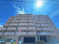 【外観】 | スカイハイツ神松寺☆仲介手数料無料☆ | 青空に映える重厚感ある外観。高台に位置し、爽快な風が吹き抜ける住環境です。