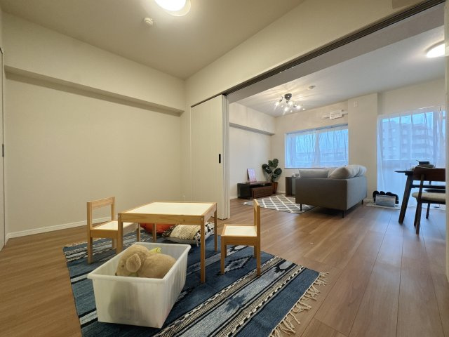 【洋室】 | スカイハイツ神松寺☆仲介手数料無料☆ | 居住スペースをしっかり確保した、家具配置のしやすい機能的なレイアウト。帰宅後、一人の時間をゆったりと贅沢に過ごせる落ち着いた空間です♪
