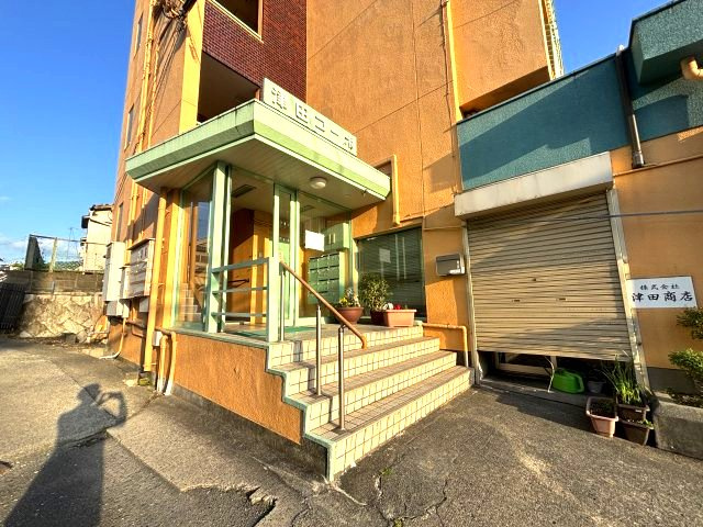 津田コーポのエントランス