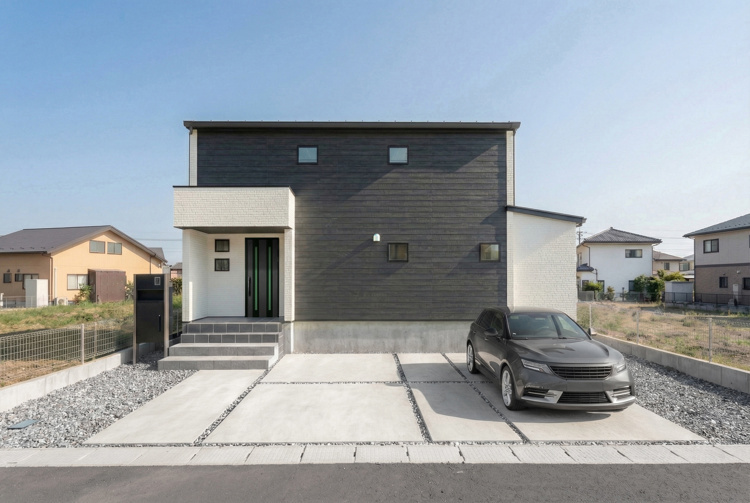 新築　高崎市剣崎町 全3区画　3号棟の玄関|ポストと一体型のTVモニターホンでセキュリティ安心！嬉しい宅配ボックス付き♪