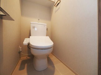【トイレ】 | エスリードレジデンス玉造ザ・イースト | 落ち着いた色調のトイレです