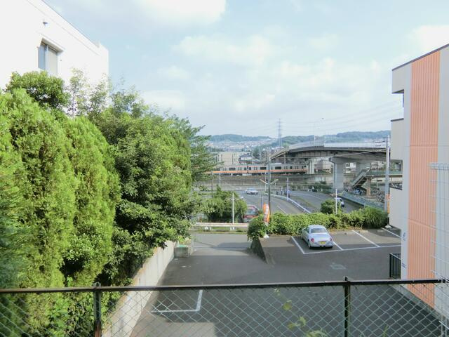 空が開け、多摩丘陵を見渡せます