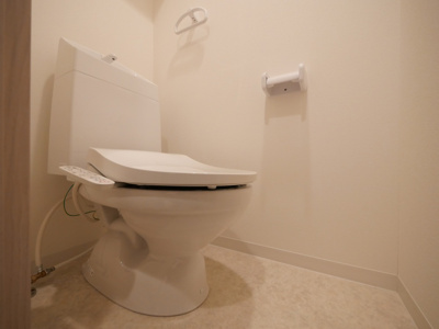 【トイレ】 | Alivis新町 | 落ち着いた色調のトイレです
