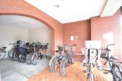 【駐輪場】 | 緑地公園第二ダイヤモンドマンション | サイトに掲載されていない箇所の写真、撮影してお届けさせて頂きます！気になる物件で、見たい部分の画像が無い場合は、弊社スタッフまでご連絡下さいませ。お客様の気になる箇所を、カメラにて撮影して参ります！