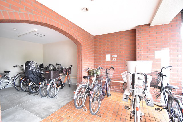 【駐輪場】 | 緑地公園第二ダイヤモンドマンション | サイトに掲載されていない箇所の写真、撮影してお届けさせて頂きます！気になる物件で、見たい部分の画像が無い場合は、弊社スタッフまでご連絡下さいませ。お客様の気になる箇所を、カメラにて撮影して参ります！