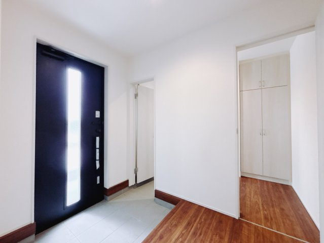 【新築戸建】第2前橋女屋　の玄関|■玄関（1号棟）｜「玄関から、我が家を心地よく。自然の風や光を感じられる気持ちのいい玄関へ。」永く居心地のいい暮らしを演出する快適性能と安心を両立させたドアを採用しました！