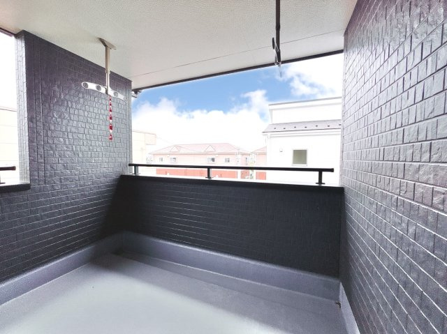 【新築戸建】第2前橋女屋　のバルコニー|■バルコニー（1号棟）｜普通のバルコニーより広い仕様のバルコニー。洗濯物やお布団だけでなく雨の日にたまった洗濯物はもちろん、プランターを置くことで家庭菜園も可能です♪