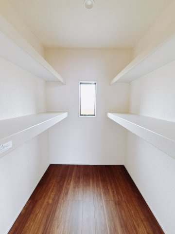 【新築戸建】第2前橋女屋　の収納|■WIC（1号棟）｜主寝室には夢のウォークインがございます♪お洋服やバッグだけでなく、増えていくお洋服やご家族での思い出の品もしっかりと収納します( ＾＾ )