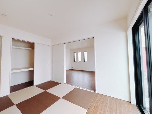 【新築戸建】第2前橋女屋　の和室|■1階和室（1号棟）｜リビングと繋がっている和室は、お子様の様子を見守りながらお洗濯物を畳んだり、家事の合間のちょっとした休憩やのんびりお昼寝にも♪セカンドリビングとしてもお使いいただけます。