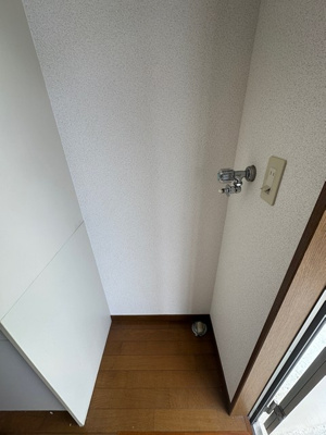 【設備】 | アゼリア | 玄関にある室内洗濯機置場です☆室内に置けるので洗濯機が傷みにくい☆