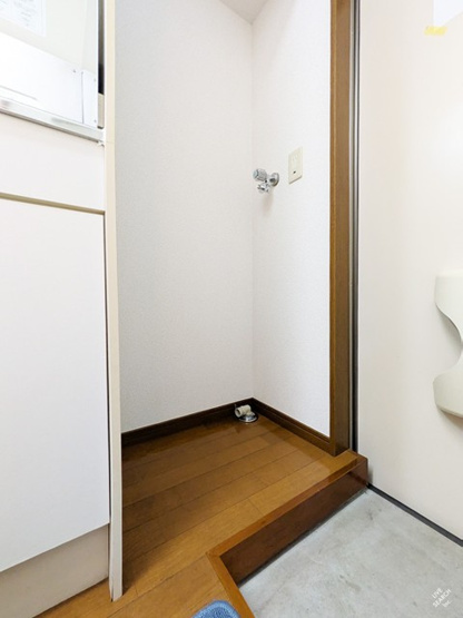 【設備】 | アゼリア | 玄関にある室内洗濯機置場です☆室内に置けるので洗濯機が傷みにくい☆