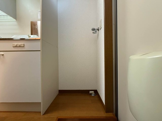 【設備】 | アゼリア | 玄関にある室内洗濯機置場です☆室内に置けるので洗濯機が傷みにくい☆