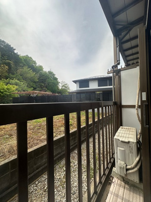 【バルコニー】 | アゼリア | バルコニーは西向きです♪お昼から夕方に日が入ってきますよ～！お洗濯物を干したり、気分転換をするにもおすすめです☆