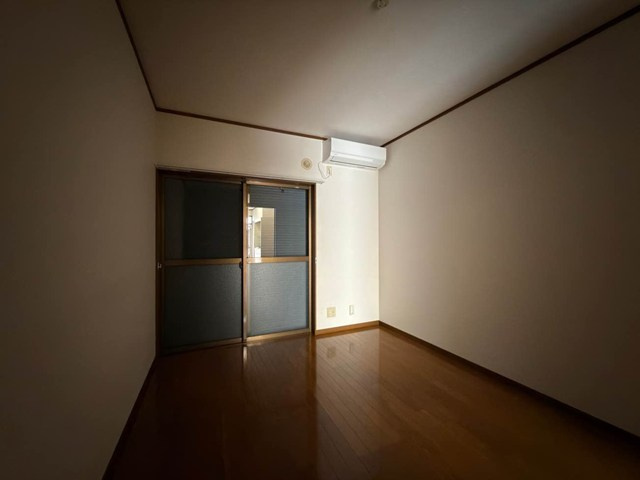 【セキュリティ】 | アゼリア | 雨戸付きなので夜やお出かけ時も安心です！雨戸は冬場の寒さ対策にもなります◎