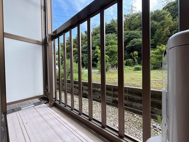 【バルコニー】 | アゼリア | バルコニーは西向きです♪お昼から夕方に日が入ってきますよ～！お洗濯物を干したり、気分転換をするにもおすすめです☆