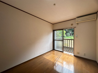 【洋室】 | アゼリア | 西向き洋室6帖☆バルコニーに繋がるお部屋です！エアコン付きで1年中快適に過ごせますね☆