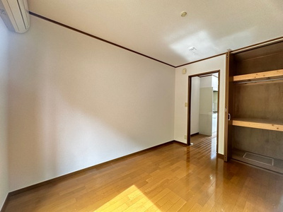 【寝室】 | アゼリア | 西向き洋室6帖☆クローゼットがあります！お洋服の多い方もお部屋が片付いて快適に過ごせますね♪