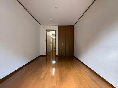 【寝室】 | アゼリア | 西向き洋室6帖☆クローゼットがあります！お洋服の多い方もお部屋が片付いて快適に過ごせますね♪