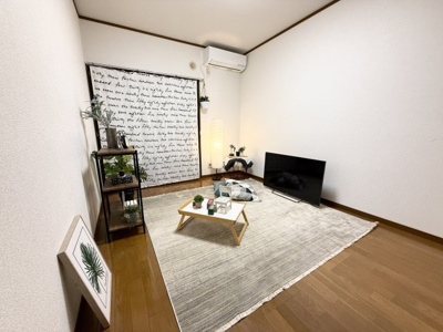 【寝室】 | アゼリア | 西向き洋室6帖☆クローゼットがあります！お洋服の多い方もお部屋が片付いて快適に過ごせますね♪