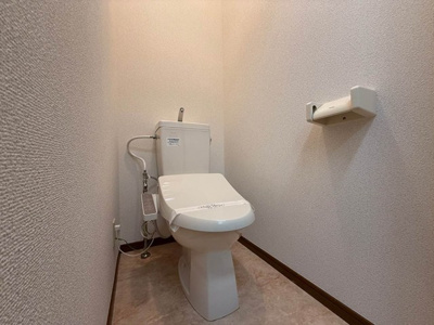 【トイレ】 | アゼリア | 人気のバストイレ別です！トイレが独立していると使いやすいですよね☆冬に特に嬉しい暖房便座機能も完備☆