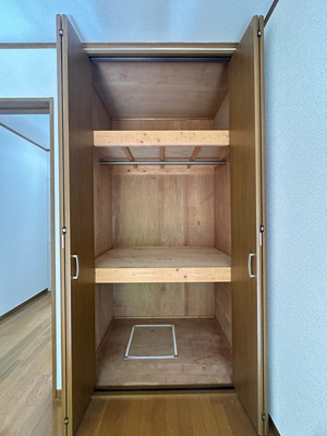 【収納】 | アゼリア | 洋室6帖のお部屋にあるクローゼットです♪大切なお洋服もしわにならないようにハンガーがけができます☆