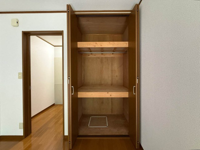 【収納】 | アゼリア | 洋室6帖のお部屋にあるクローゼットです♪大切なお洋服もしわにならないようにハンガーがけができます☆