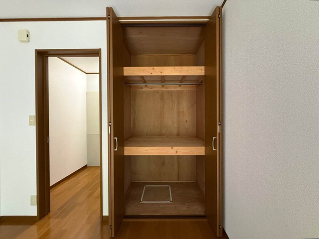 【収納】 | アゼリア | 洋室6帖のお部屋にあるクローゼットです♪大切なお洋服もしわにならないようにハンガーがけができます☆