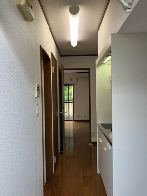 【玄関】 | アゼリア | 玄関から室内への景観です！キッチンの奥に洋室6帖のお部屋があります♪