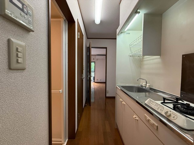 【玄関】 | アゼリア | 玄関から室内への景観です！キッチンの奥に洋室6帖のお部屋があります♪