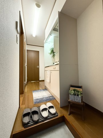 【玄関】 | アゼリア | 玄関から室内への景観です！キッチンの奥に洋室6帖のお部屋があります♪
