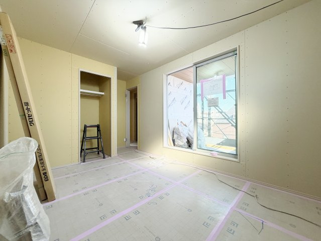 練馬区北町1丁目 限定1棟の洋室|3階洋室は2面開口の明るく快適なお部屋です
大きな掃き出し窓からバルコニーに動線がつながります