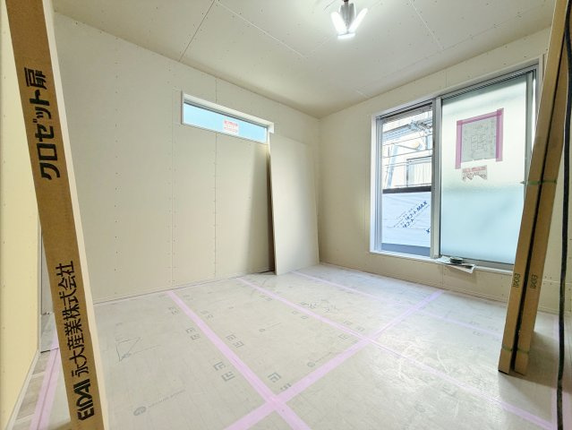 練馬区北町1丁目 限定1棟の洋室|3階洋室は2面開口の明るく快適なお部屋です
大きな掃き出し窓からバルコニーに動線がつながります