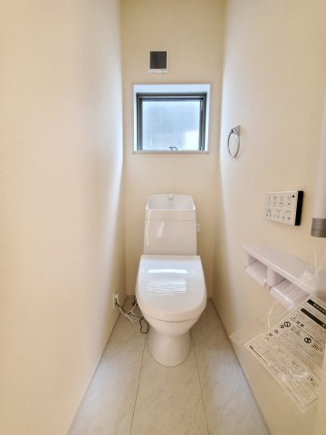 八潮市　伊草1丁目　新築戸建　全2棟のトイレ|清潔感のあるトイレです