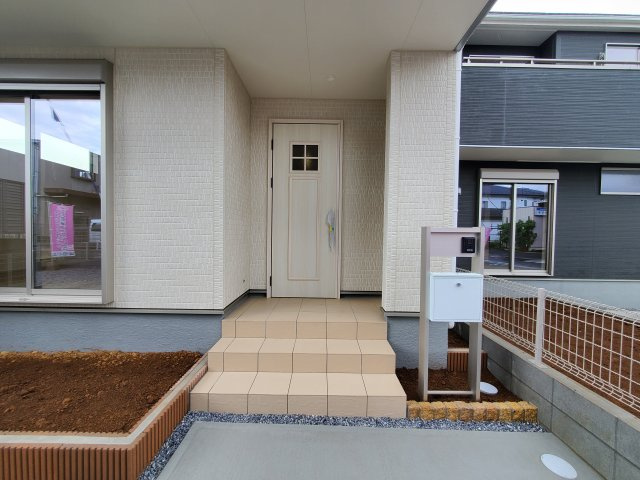 八潮市　伊草1丁目　新築戸建　全2棟の玄関|シンプルで使いやすい玄関です