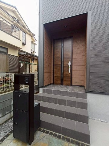 八潮市　伊草1丁目　新築戸建　全2棟の玄関|施工例です