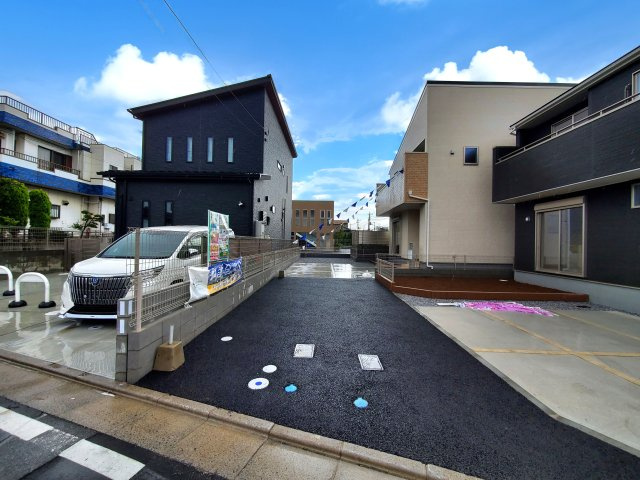 八潮市　伊草1丁目　新築戸建　全2棟の前面道路含む現地写真|前面道路含む現地写真です