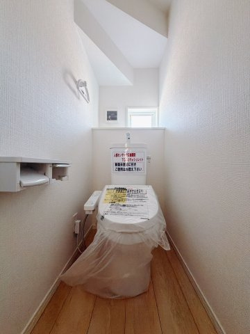 【新築戸建】邑楽町鶉第7のトイレ|■トイレ｜1階と2階にトイレがございます♪壁には小物を置けるスペースがあるのでトイレットペーパーのストックを置いておくのにも便利です♪写真などを飾ってもおしゃれですね♪