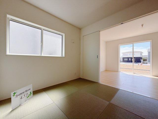 【新築戸建】邑楽町鶉第7の和室|■和室｜「続き間の和室」は、戸を開ければ大空間、閉じれば個室として活用できるのでお子様の遊び場や客間としても便利です♪