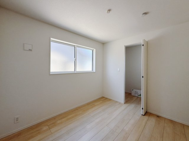 【新築戸建】邑楽町鶉第7の洋室|■洋室｜ほっと安らぐ落ち着いたナチュラルな色合い。ウッドの質感でお部屋も心もやさしいぬくもりに包まれます。