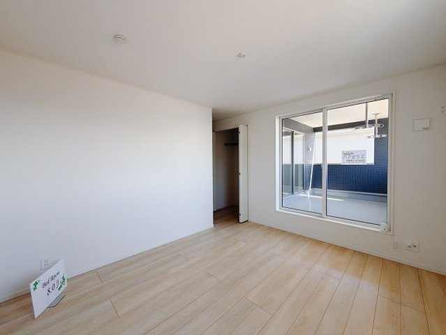 【新築戸建】邑楽町鶉第7の洋室|■洋室｜バルコニーにも出られる2階の一室♪お勉強などに疲れたら気晴らしもできますね♪収納も大容量で、お部屋がいつでもスッキリ片付きます＊。