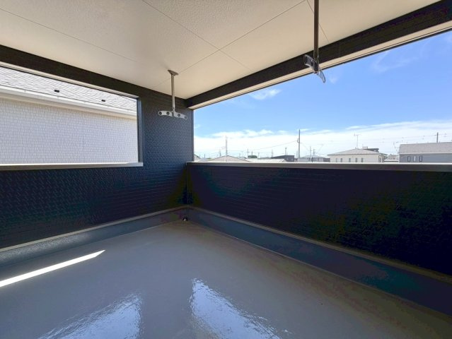 【新築戸建】邑楽町鶉第7のバルコニー|■バルコニー｜広さが特徴的なワイドバルコニー♪お子様が小さいうちはプールを置いて遊ぶこともできます。大切なペットも安心して走り回れる広さを確保しております。お布団もたくさん干せて便利です！