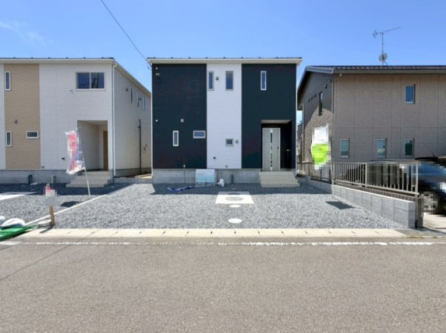 【新築戸建】邑楽町鶉第7の外観|■外観｜黒ベースの外観は重厚感のある落ち着いた色味が印象的で、シックで洗練された雰囲気とともに高級感を感じさせてくれます♪
