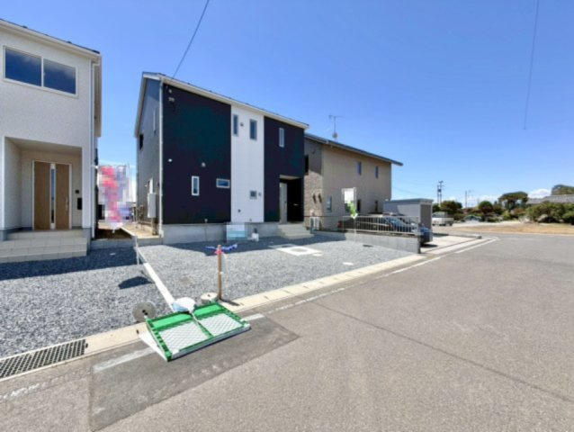 【新築戸建】邑楽町鶉第7の前面道路含む現地写真|■外観｜住宅街の中でも圧迫感が少なく、のびのびとした暮らしが叶う立地となっています。広々とした駐車スペースで楽々駐車可能です！
